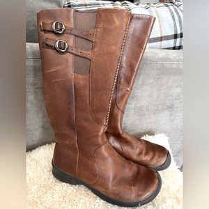 Keen women’s leather waterproof zip up boots, size 7
